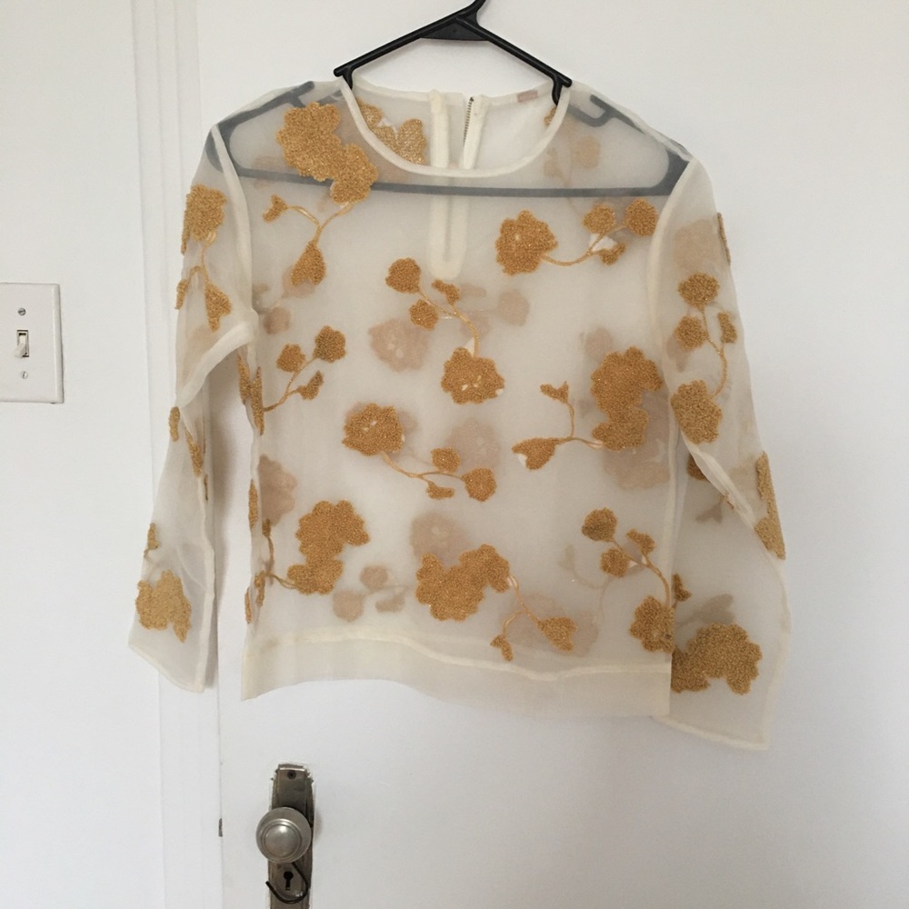 Chic top with gold thread